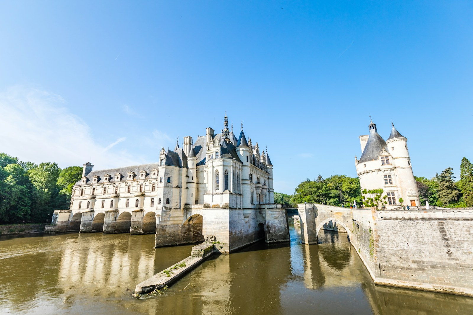 Château de Chenonceau enjambant le Cher, dans la vallée de la Loire
